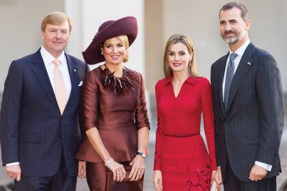 Letizia y Felipe son muy amigos de los reyes de los Países Bajos, a quienes ella llama “Max y Willy”. En la imagen, las dos parejas reales en La Haya, en 2014.