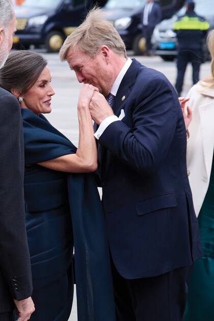 Letizia y Guillermo, en uno de los tantos gestos de amistad entre los monarcas de ambos países. Para este último evento de la visita, la monarca española optó por un vestido asimétrico de Mohamed Benchellal, un diseñador árabe que reside en los Países Bajos que ha vestido tanto a la reina Máxima como a Rania de Jordania.