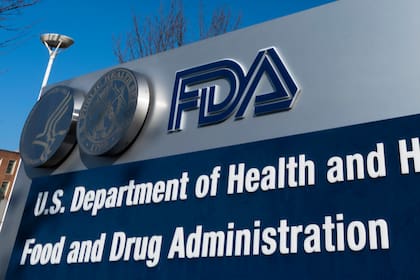 Letrero de la Administración de Alimentos y Medicamentos de EEUU (FDA) afuera de sus oficinas en Silver Spring, Maryland, el 10 de diciembre de 2020. (Foto AP/Manuel Balce Ceneta, Archivo)