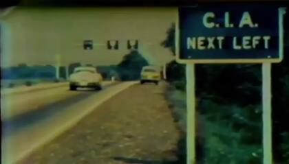 Letrero diciendo: “CIA próxima a la izquierda” en carretera