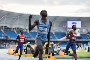 Nació en Botsuana, tiene 19 años y vuela en las pistas de atletismo emulando a su ídolo Usain Bolt