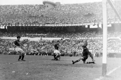 Lev Yashin (18 de noviembre de 1961): Unión Soviética jugó un amistoso con selección en el Monumental (2-1 para los soviéticos); fue en devolución de la visita que la Argentina había hecho a Moscú el 24 de junio (0-0); el mítico arquero, la Araña Negra, se lesionó y no jugó el segundo tiempo