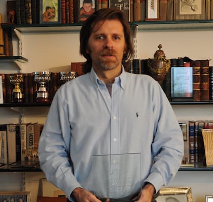 Levantando su trofeo de campeón nacional de Scrabble.