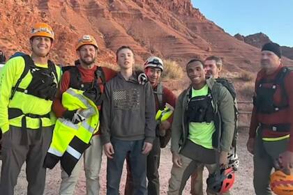 Levi Dittman, en el centro de la foto, tras ser rescatado en la misma zona en que se perdieron los Hernández