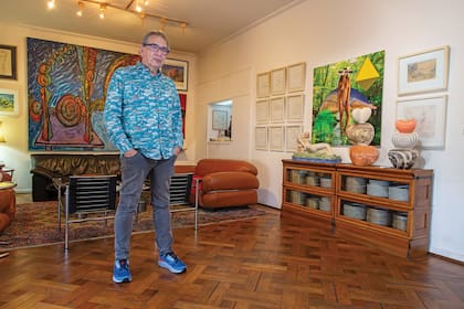 Levinas en el living de su enorme departamento, con mucha obra de artistas reconocidos. En la pared del fondo, un cuadro de Jorge Pirozzi. A la derecha, parte de su colección de porcelana antigua: “Tengo un plato que perteneció a la reina Isabel II”.