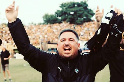 Levy, en un festejo de Almirante Brown