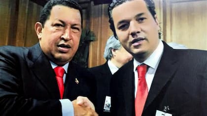 Levy junto a Chávez