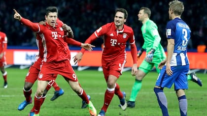 Lewandoski festeja su gol sobre la hora