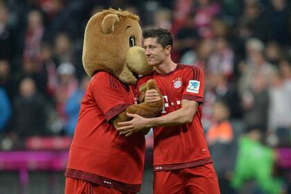 Lewandowski festeja con la mascota de Bayern Munich