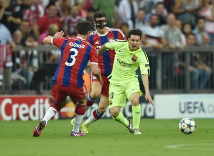 Lewandowski persigue a Messi en un partido entre Barcelona y Bayern Munich por la Champions League 2014/15