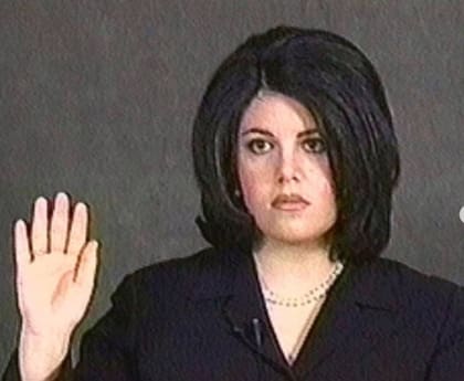 Lewinsky declarando en el juicio a Clinton durante febrero de 1999