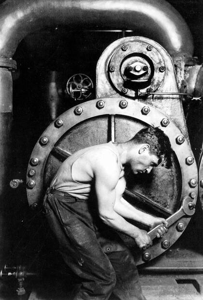 El ojo de Hine se detuvo en la relación entre el hombre y la máquina a inicios del siglo XX (foto de 1920)