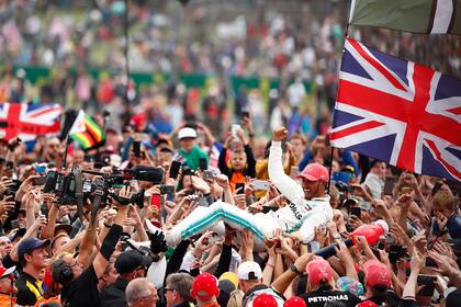 Lewis Hamilton festeja con el público la victoria en el Gran Premio de Gran Bretaña 2019; en Silverstone firmó siete triunfos, el último, este año, con la épica de terminar con un neumático destrozado