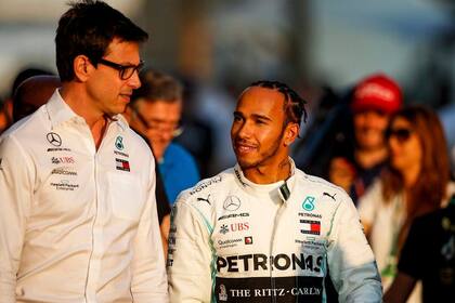 Toto Wolff, el directo ejecutivo de Mercedes-AMG F.1, y Lewis Hamilton, una fórmula que toma decisiones trascendentes en los Grandes Premios y también en la lucha contra el racismo y a favor de la diversidad en la Fórmula 1