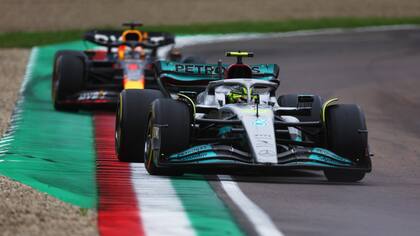 Lewis Hamilton a punto de perder la vuelta con Max Verstappen en el Gran Premio de Emilia Romaña, una situación de carrera que no repetía desde 2013; el séptuple campeón británico no encuentra el rumbo con Mercedes