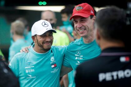 Doble comando: Lewis Hamilton y Toto Wolff, director ejecutivo de Mercedes-AMG Petronas F1 Team, líderes de un equipo que domina la era híbrida