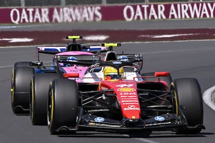 Lewis Hamilton acelera delante de Franco Colapinto durante la primera sesin de entrenamientos de la Frmula 1 en el GP de Australia.