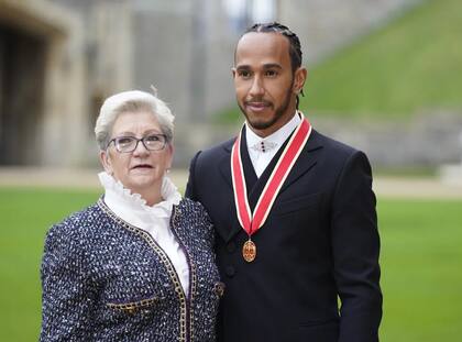 Lewis Hamilton anunció que modificará su nombre para incluir a su madre