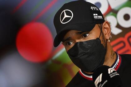 Lewis Hamilton batalló sin fortuna con Pierre Gasly (Alpha Tauri), Alexander Albon (Williams) y Lance Stroll (Aston Martin) en el Gran Premio de Emilia Romaña; "ahora no hay una luz al final del túnel", aseveró el séptuple campeón del mundo sobre el rendimiento de las Flechas de Plata