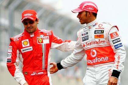 Felipe Massa y Lewis Hamilton protagonizaron una definición apretada en 2008, en Brasil; el paulista era campeón cuando cruzó la meta, el británico le arrebató la corona, su primera en la Formula 1, en la última curva, al superar a Timo Glock