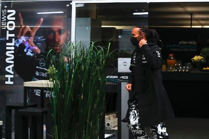 Lewis Hamilton camina en su paddock antes del Gran Premio de Fórmula Uno de Brasil en la pista de Interlagos en San Pablo