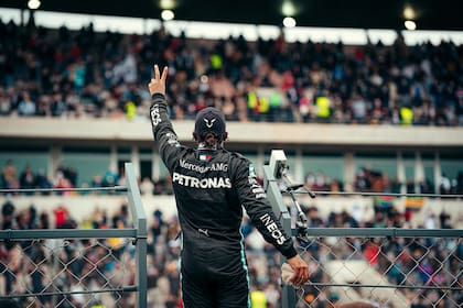 El mejor piloto de la Fórmula 1 moderna celebra entre distinciones y las cifras de un nuevo contrato: Lewis Hamilton triunfa en las pistas y también apoya la lucha contra el racismo y las causas ambientales