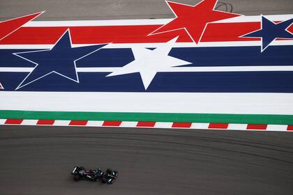 Lewis Hamilton conduce en una de las prácticas previas al GP de EE.UU.