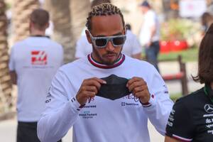 Barbijos, reuniones largas y piercings: el laberinto personal de Lewis Hamilton