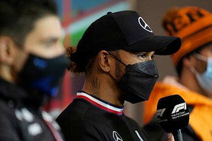 Lewis Hamilton, de Mercedes, y su exposición ante la prensa luego de un viernes negro