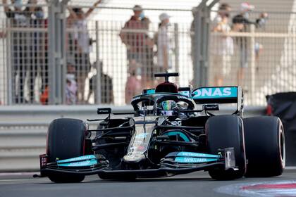 Lewis Hamilton, durante la última práctica de este sábado; luego se encontraría con la sorpresa de una gran vuelta de Verstappen para quedarse con la pole