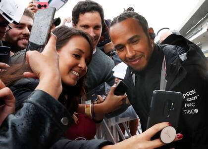 Lewis Hamilton, el ídolo que se sacó selfies con los fans mexicanos antes de la carrera