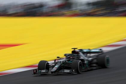 Lewis Hamilton, puntero del campeonato y la mejor espada de Mercedes; el domingo, en Imola, la escudería de Woking puede festejar su séptimo título de Constructores