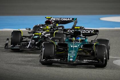 Lewis Hamilton en plena batalla para intentar superar al Aston Martin de Fernando Alonso, que terminó tercero, detrás de los Red Bull