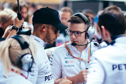 Lewis Hamilton escucha concentrado las indicaciones de Peter Bonnington, su ingeniero de pista; el británico destaca las virtudes de Bono, a quien menciona en cada una de sus victorias