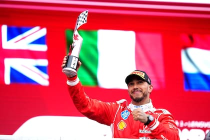 Lewis Hamilton exhibe el trofeo por el segundo puesto en el Gran Premio de Canadá; el británico desea seguir asociado a Ferrari en los próximos años