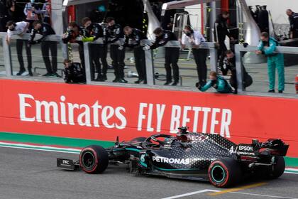 Lewis Hamilton cruzar la meta, logra la victoria 93 en su historial y la primera en Imola; el británico agiganta las posibilidades de firmar su séptimo título en el Gran Premio de Turquía e igualar el récord de coronas de Michael Schumacher