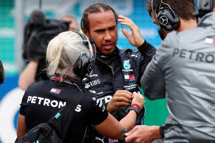 Lewis Hamilton flanqueado por su asistente Angela Cullen y un ingeniero de Mercedes; en Austria y en Hungría, el piloto no salió del circuito y aprovechó ese tiempo para maximizar a través de la telemetría las prestaciones del modelo W11 con el que pretende ganar su séptima corona