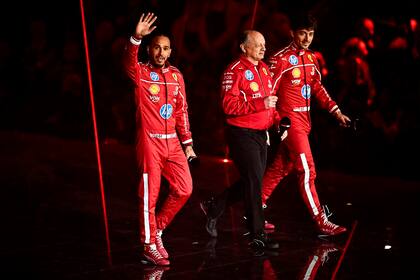 Lewis Hamilton junto al jefe de equipo Frédéric Vasseur y su compañero de garaje Charles Leclerc; el británico explota en enojos cuando no descubre rendimiento en el modelo SF-25