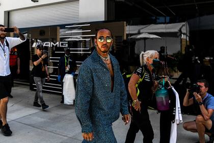 Lewis Hamilton llegó al circuito de Miami como siempre, ajeno a las advertencias de la FIA por los metales que utiliza dentro del Mercedes