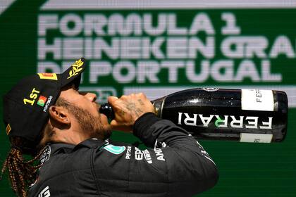 Lewis Hamilton (Mercedes), celebra su triunfo en el GP de Portugal