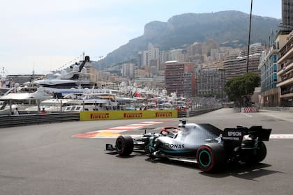 Lewis Hamilton (Mercedes) selló una contundente victoria en el Principado en 2019