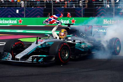 Lewis Hamilton celebra en el autódromo Hermanos Rodríguez, de México, el título de 2017; un año más tarde, en el mismo escenario, igualaría la marca de Juan Manuel Fangio