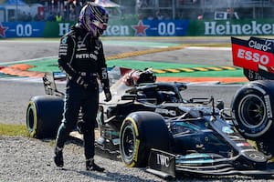Habló Hamilton: lo que le molestó de Verstappen tras el choque y el golpe del neumático en su cabeza