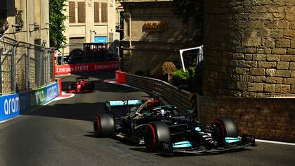 Lewis Hamilton por delante de Charles Leclerc, en el arranque de la carrera en Bakú