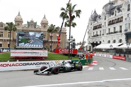 Lewis Hamilton prueba la pista de Mónaco.