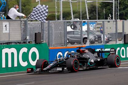 Lewis Hamilton recibe la bandera a cuadros y con la victoria se convierte, con 63 unidades, en el nuevo puntero del Campeonato de Pilotos de la Fórmula 1