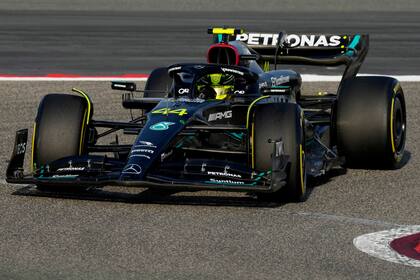 Lewis Hamilton rueda con el Mercedes en el circuito de Bahrein, donde la temporada comenzará la próxima semana con la primera carrera del año.