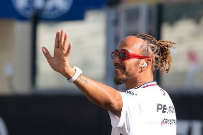 Lewis Hamilton saluda al público, en una carrera de 2023