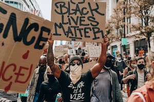 Campeón enmascarado: se camufló y participó en una marcha contra el racismo