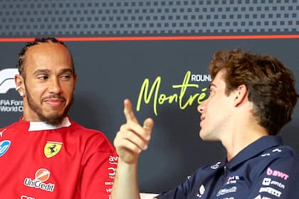 Lewis Hamilton sonríe ante un comentario de Colapinto: el séptuple campeón del mundo y piloto de Ferrari compartió con el argentino la rueda de prensa de FIA previa al GP de Canadá.